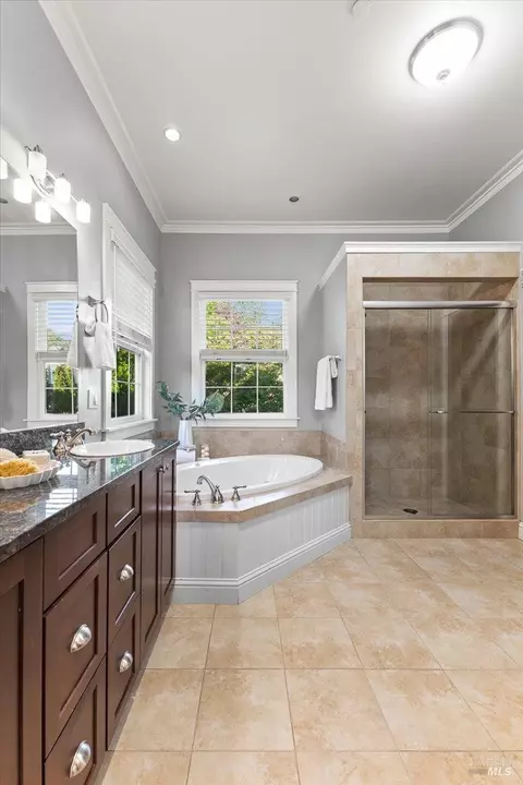 Bath - 134 Moonlight Dr, Healdsburg, CA 95448 photo 4 of 7