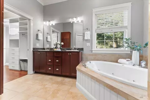 Bath - 134 Moonlight Dr, Healdsburg, CA 95448 photo 2 of 7