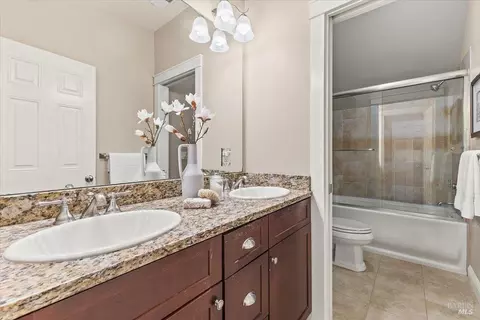 Bath - 134 Moonlight Dr, Healdsburg, CA 95448 photo 5 of 7