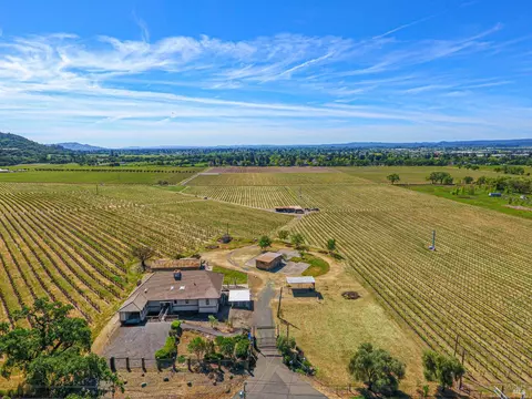 590 Pleasant Ave, Santa Rosa, CA 95403