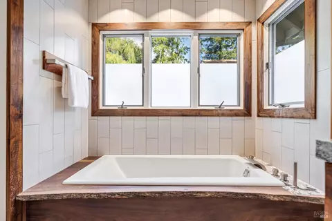 Bath - 10014 Herb Rd, Windsor, CA 95492 photo 2 of 7
