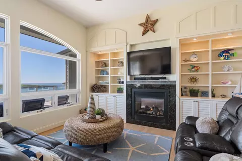 Living - 27 Maui Ln, Dillon Beach, CA 94929 photo 2 of 5