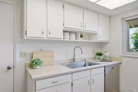 Kitchen - 20714 Temelec Dr, Sonoma, CA 95476 photo 4 of 5