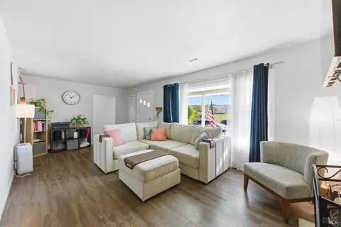 Living - 891 Rosewood Ave, Vallejo, CA 94591 photo 2 of 3