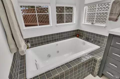 Bath - 14 Clement Ct, Napa, CA 94558 photo 7 of 9