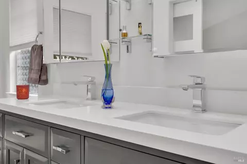 Bath - 14 Clement Ct, Napa, CA 94558 photo 6 of 9