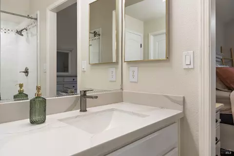 Bath - 70 Marina Ridge Ct, Vallejo, CA 94591 photo 2 of 7