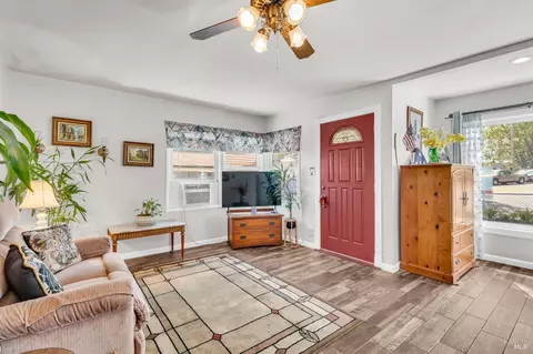 Entry Way - 649 Cedar St, Vallejo, CA 94591 photo 2 of 2