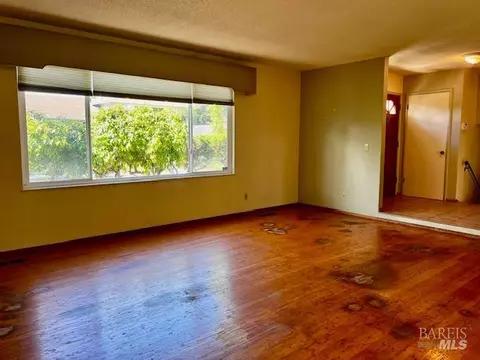 Living - 638 E Fleming Ave E, Vallejo, CA 94591 photo 3 of 4