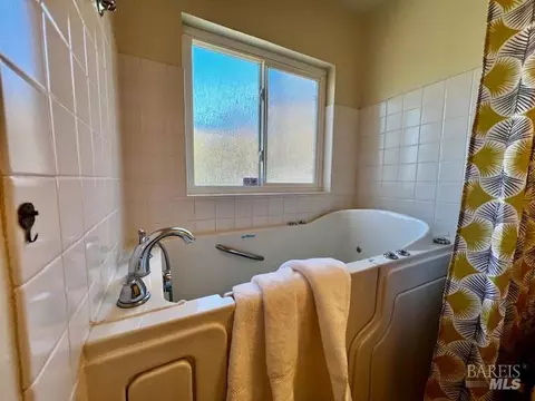 Bath - 638 E Fleming Ave E, Vallejo, CA 94591 photo 2 of 3