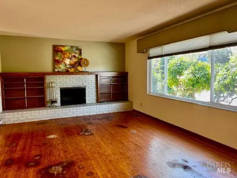 Living - 638 E Fleming Ave E, Vallejo, CA 94591 photo 4 of 4