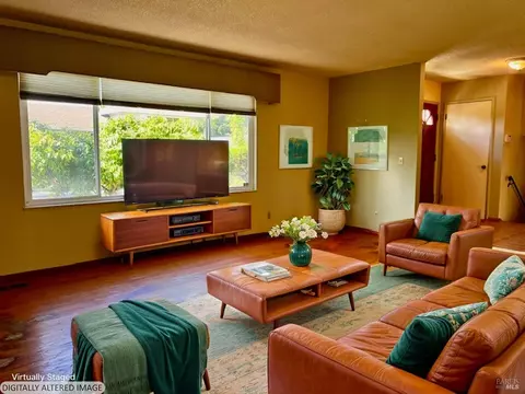 Living - 638 E Fleming Ave E, Vallejo, CA 94591 photo 2 of 4