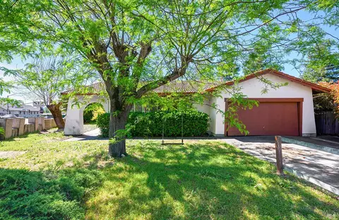 201 Redwood Cir, Petaluma, CA 94954
