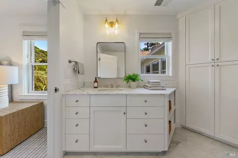 Bath - 80 Laurel Grove Ave, Ross, CA 94957 photo 10 of 11