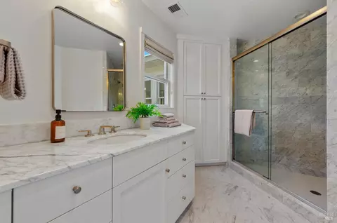 Bath - 80 Laurel Grove Ave, Ross, CA 94957 photo 9 of 11
