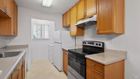 Kitchen - 451 Lighthouse Dr, Vallejo, CA 94590 photo 2 of 3
