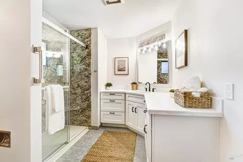 Bath - 186 Barrio Way, Windsor, CA 95492 photo 2 of 3