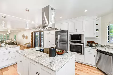 Kitchen - 186 Barrio Way, Windsor, CA 95492 photo 5 of 10