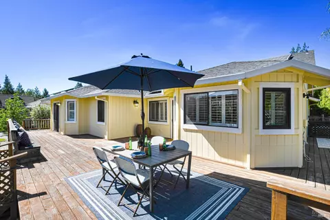 Exterior - 186 Barrio Way, Windsor, CA 95492 photo 9 of 24