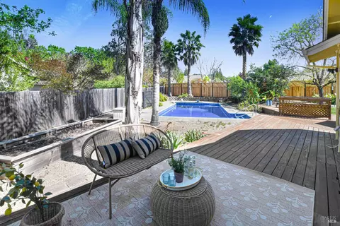 Exterior - 186 Barrio Way, Windsor, CA 95492 photo 15 of 24