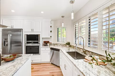 Kitchen - 186 Barrio Way, Windsor, CA 95492 photo 6 of 10