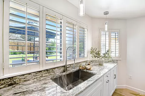 Kitchen - 186 Barrio Way, Windsor, CA 95492 photo 3 of 10