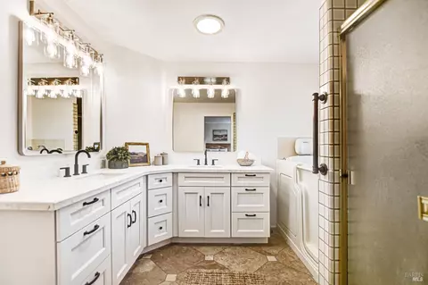 Bath - 186 Barrio Way, Windsor, CA 95492 photo 1 of 3