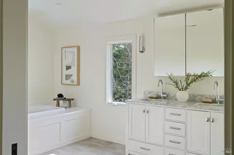 Bath - 21 Hillside Ave, Kentfield, CA 94904 photo 2 of 6