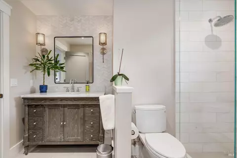 Bath - 960 Lark Ave, Sonoma, CA 95476 photo 2 of 4