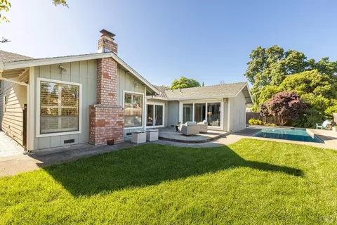 15 Lemon Ct, Napa, CA 94558