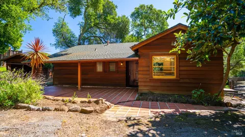 22 Oak Rd, Fairfax, CA 94930