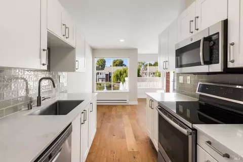 218 Marina Lakes Dr, Richmond, CA 94804