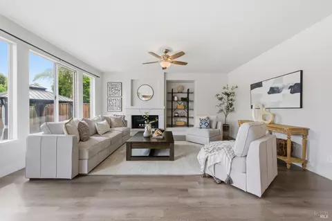 Living - 5226 Pavilion Ct, Fairfield, CA 94534 photo 2 of 3