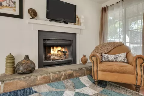 Living - 550 Thomson Ave E, Sonoma, CA 95476 photo 5 of 9