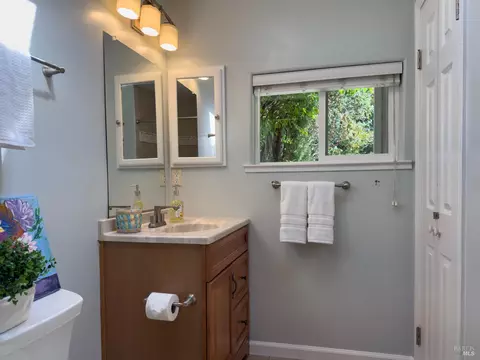 Bath - 550 Thomson Ave E, Sonoma, CA 95476 photo 1 of 3