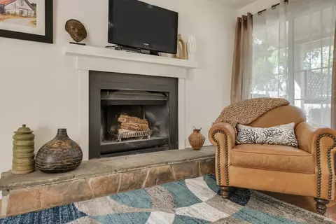Living - 550 Thomson Ave E, Sonoma, CA 95476 photo 6 of 9