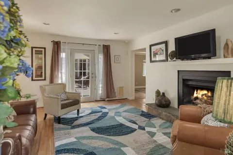 Living - 550 Thomson Ave E, Sonoma, CA 95476 photo 2 of 9