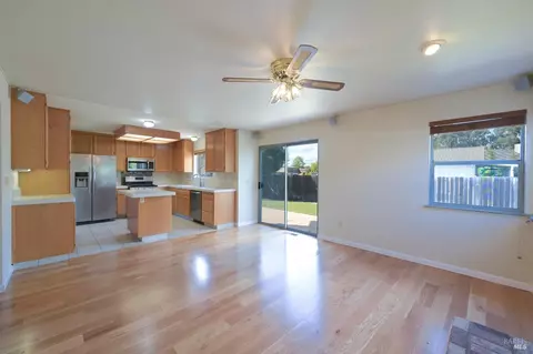 Living - 9662 Dawn Way, Windsor, CA 95492 photo 3 of 4