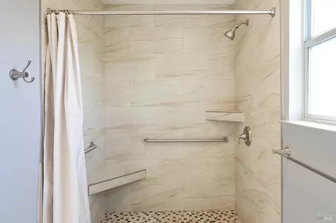 Bath - 9662 Dawn Way, Windsor, CA 95492 photo 2 of 5