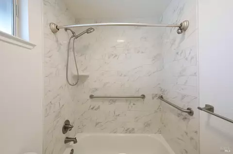 Bath - 9662 Dawn Way, Windsor, CA 95492 photo 4 of 5