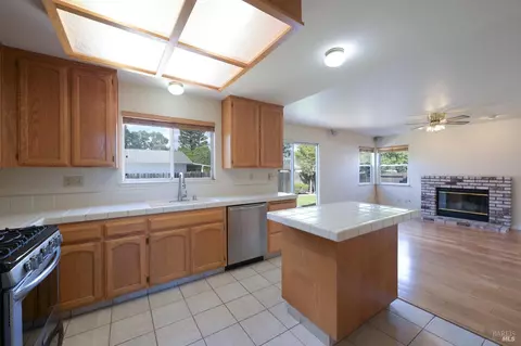Kitchen - 9662 Dawn Way, Windsor, CA 95492 photo 4 of 4