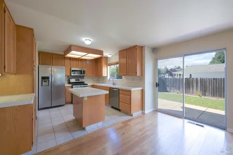 Kitchen - 9662 Dawn Way, Windsor, CA 95492 photo 3 of 4