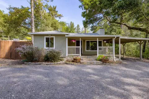 10661 Woodside Dr, Forestville, CA 95436