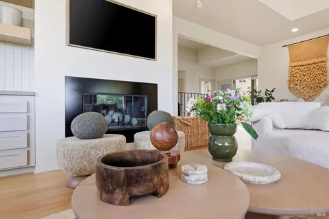 Living - 535 Westgate Dr, Napa, CA 94558 photo 3 of 4