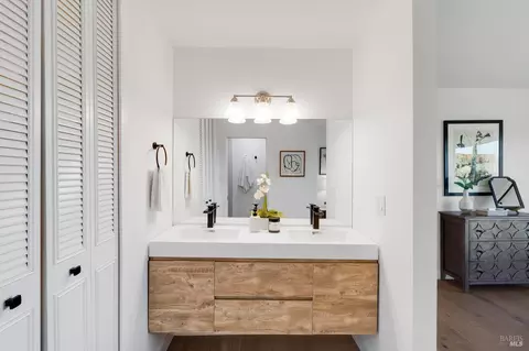 Bath - 17 Channel Dr, Corte Madera, CA 94925 photo 3 of 5