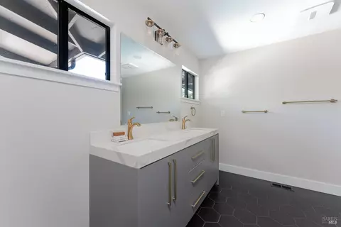 Bath - 788 Walnut Ave, Ukiah, CA 95482 photo 2 of 5