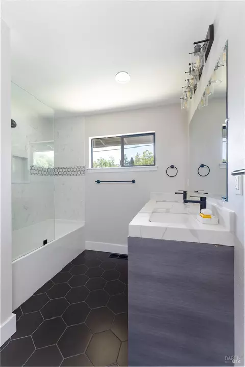 Bath - 788 Walnut Ave, Ukiah, CA 95482 photo 3 of 5