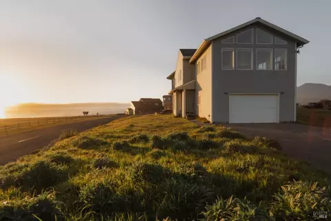 5 Clam Ct, Whitethorn, CA 95589