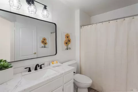 Bath - 8 Starling Dr, Petaluma, CA 94954 photo 3 of 4