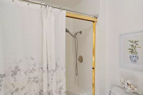 Bath - 8 Starling Dr, Petaluma, CA 94954 photo 4 of 4